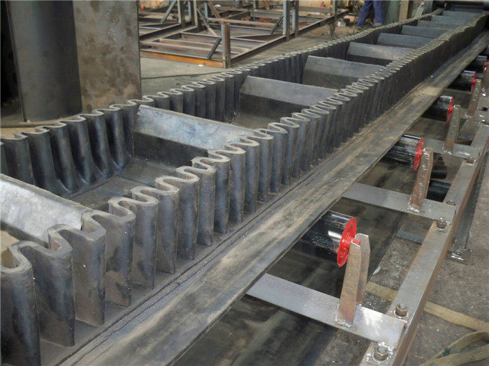 大傾角皮帶輸送機